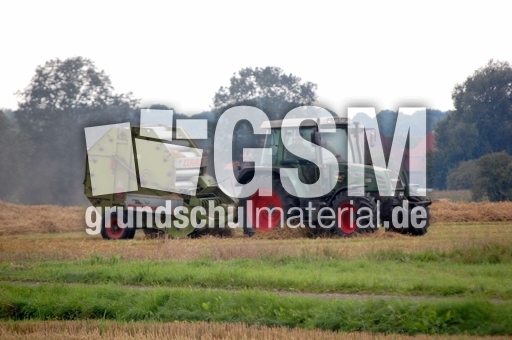 Traktor mit Heuballenmaschine_1.JPG